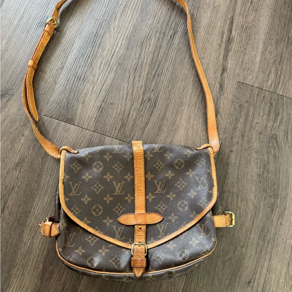 Vintage authentic Louis Vuitton saumur  Monogram Crossbody Bag